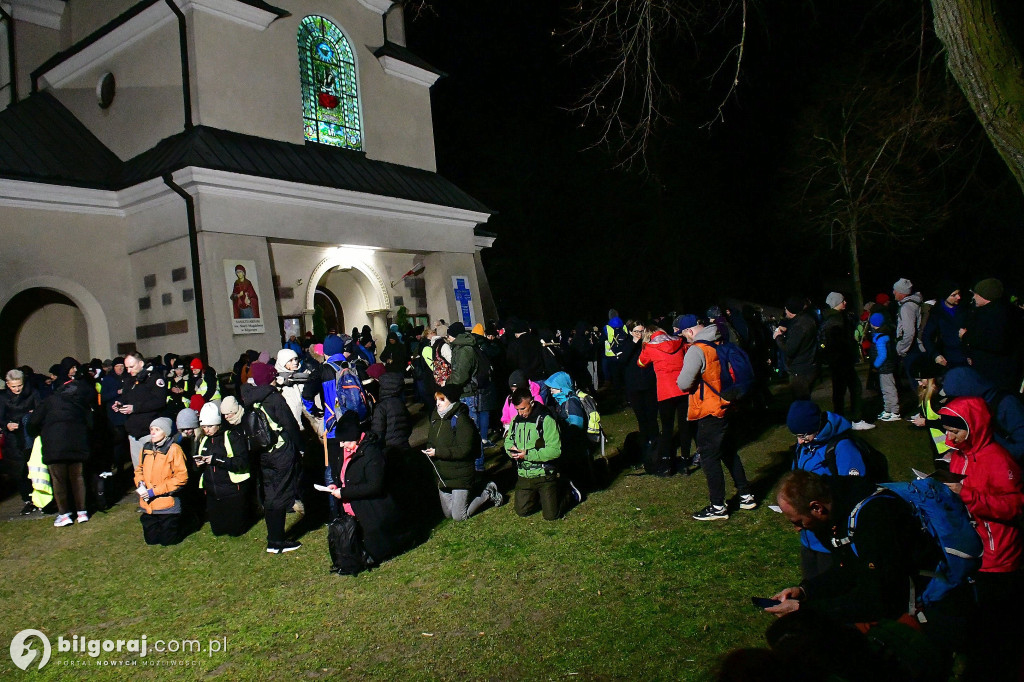 Ekstremalne wyzwanie wiary. Kilkaset osób wyruszyło z Biłgoraja na nocny szlak EDK