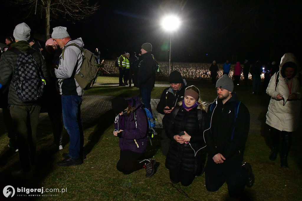 Ekstremalne wyzwanie wiary. Kilkaset osób wyruszyło z Biłgoraja na nocny szlak EDK