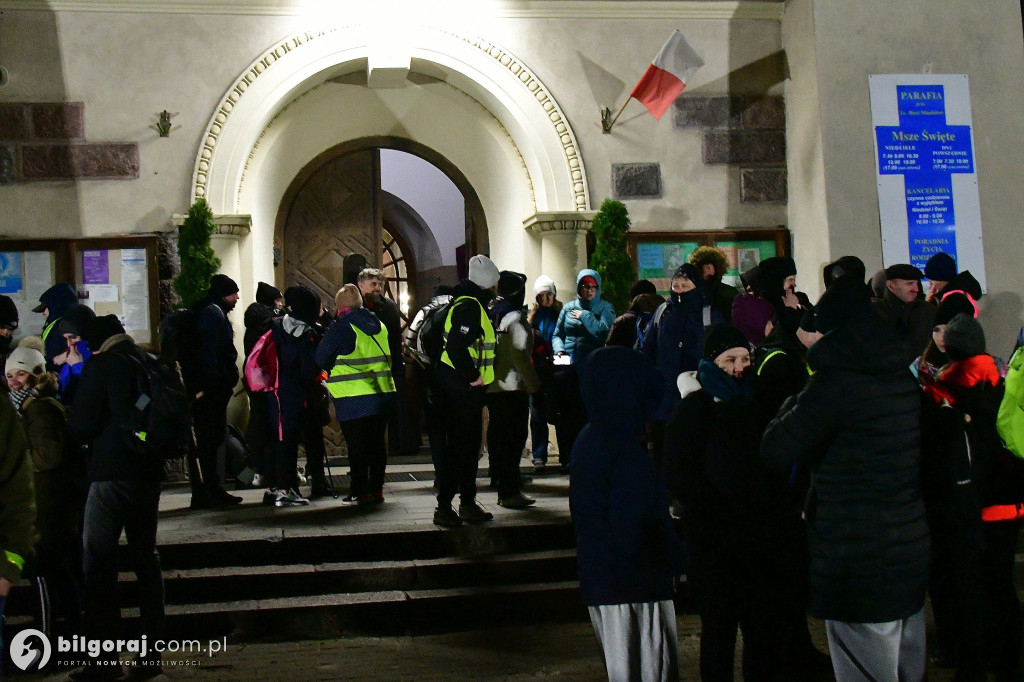 Ekstremalne wyzwanie wiary. Kilkaset osób wyruszyło z Biłgoraja na nocny szlak EDK