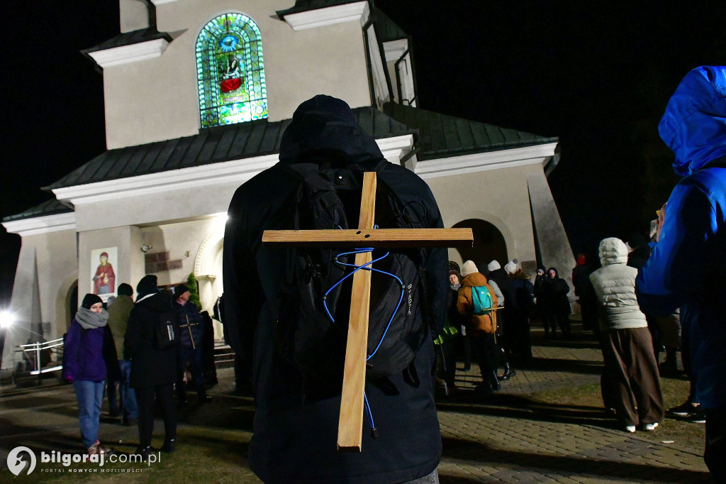 Ekstremalne wyzwanie wiary. Kilkaset osób wyruszyło z Biłgoraja na nocny szlak EDK