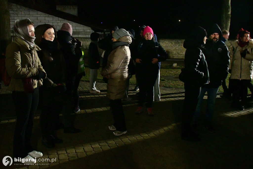 Ekstremalne wyzwanie wiary. Kilkaset osób wyruszyło z Biłgoraja na nocny szlak EDK