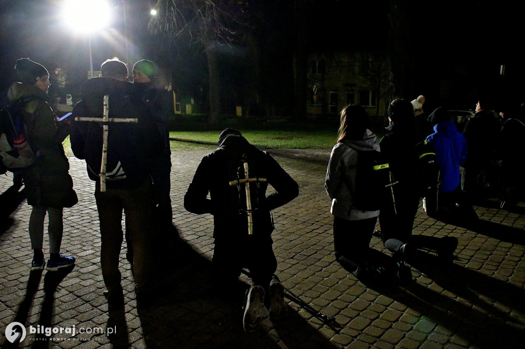 Ekstremalne wyzwanie wiary. Kilkaset osób wyruszyło z Biłgoraja na nocny szlak EDK