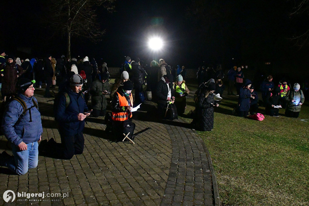 Ekstremalne wyzwanie wiary. Kilkaset osób wyruszyło z Biłgoraja na nocny szlak EDK