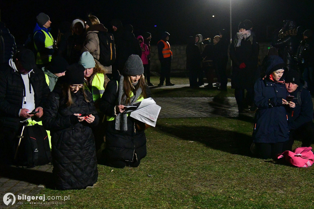 Ekstremalne wyzwanie wiary. Kilkaset osób wyruszyło z Biłgoraja na nocny szlak EDK