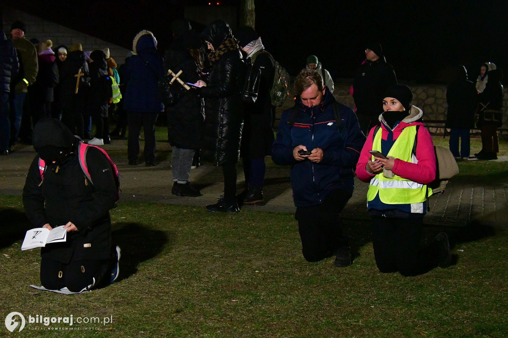 Ekstremalne wyzwanie wiary. Kilkaset osób wyruszyło z Biłgoraja na nocny szlak EDK