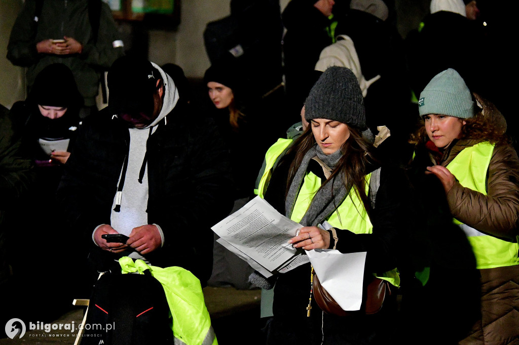 Ekstremalne wyzwanie wiary. Kilkaset osób wyruszyło z Biłgoraja na nocny szlak EDK