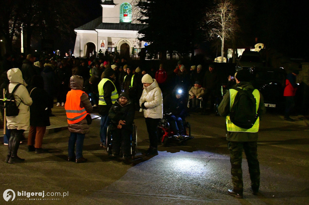 Ekstremalne wyzwanie wiary. Kilkaset osób wyruszyło z Biłgoraja na nocny szlak EDK