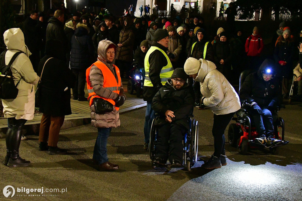 Ekstremalne wyzwanie wiary. Kilkaset osób wyruszyło z Biłgoraja na nocny szlak EDK