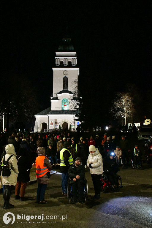 Ekstremalne wyzwanie wiary. Kilkaset osób wyruszyło z Biłgoraja na nocny szlak EDK