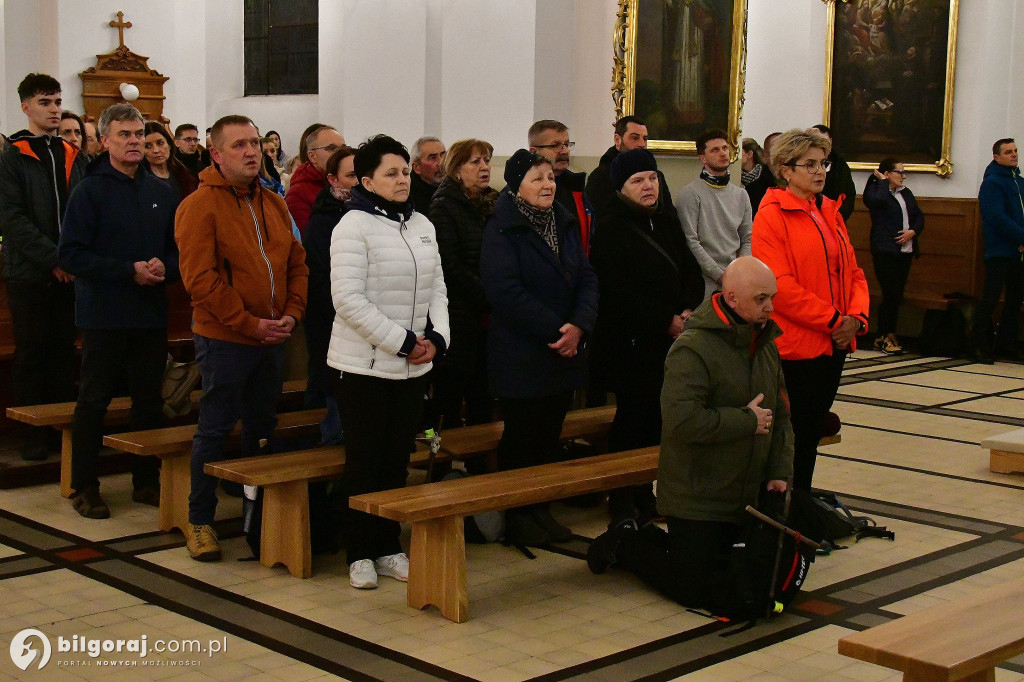 Ekstremalne wyzwanie wiary. Kilkaset osób wyruszyło z Biłgoraja na nocny szlak EDK