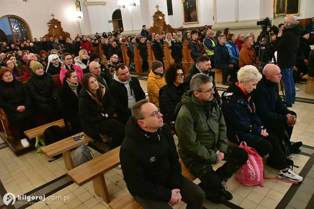 Ekstremalne wyzwanie wiary. Kilkaset osób wyruszyło z Biłgoraja na nocny szlak EDK