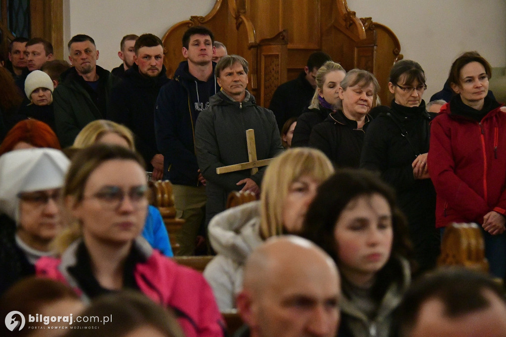 Ekstremalne wyzwanie wiary. Kilkaset osób wyruszyło z Biłgoraja na nocny szlak EDK