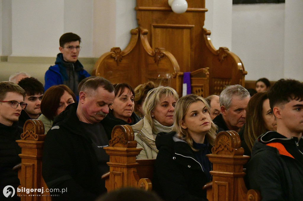 Ekstremalne wyzwanie wiary. Kilkaset osób wyruszyło z Biłgoraja na nocny szlak EDK