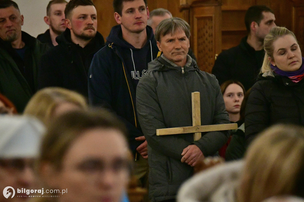 Ekstremalne wyzwanie wiary. Kilkaset osób wyruszyło z Biłgoraja na nocny szlak EDK
