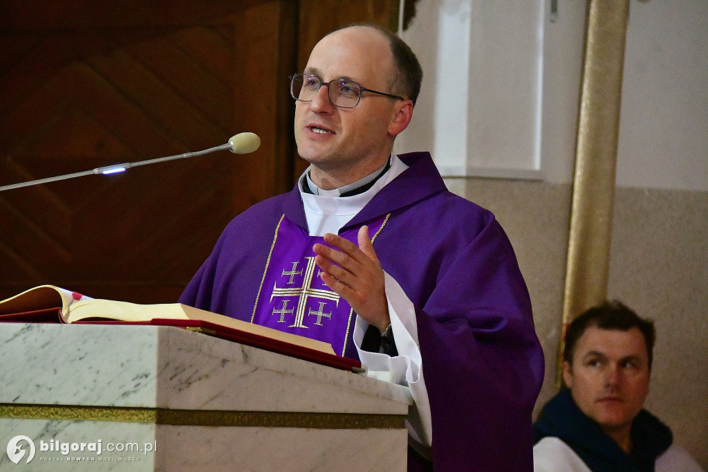 Ekstremalne wyzwanie wiary. Kilkaset osób wyruszyło z Biłgoraja na nocny szlak EDK