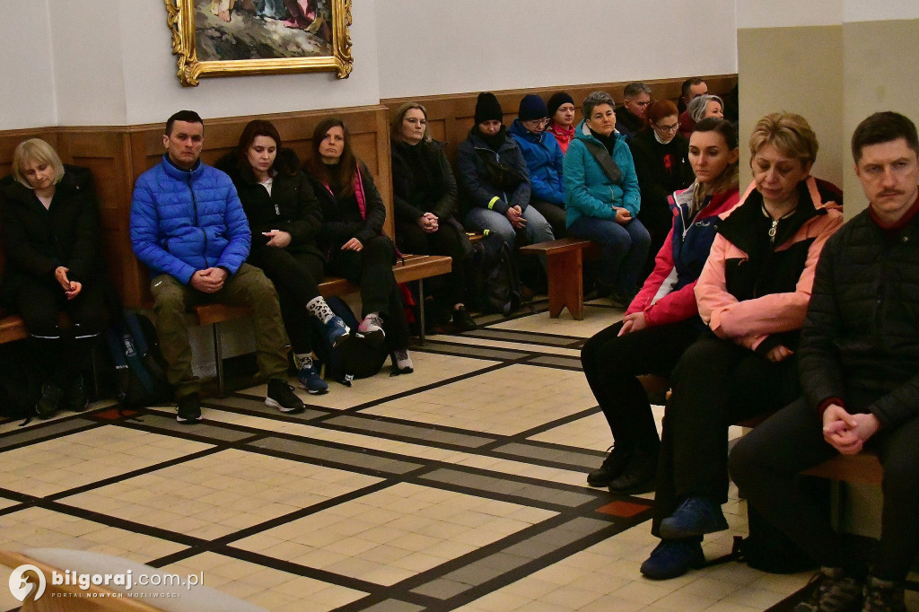 Ekstremalne wyzwanie wiary. Kilkaset osób wyruszyło z Biłgoraja na nocny szlak EDK