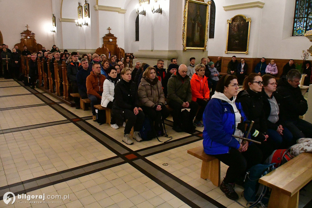 Ekstremalne wyzwanie wiary. Kilkaset osób wyruszyło z Biłgoraja na nocny szlak EDK