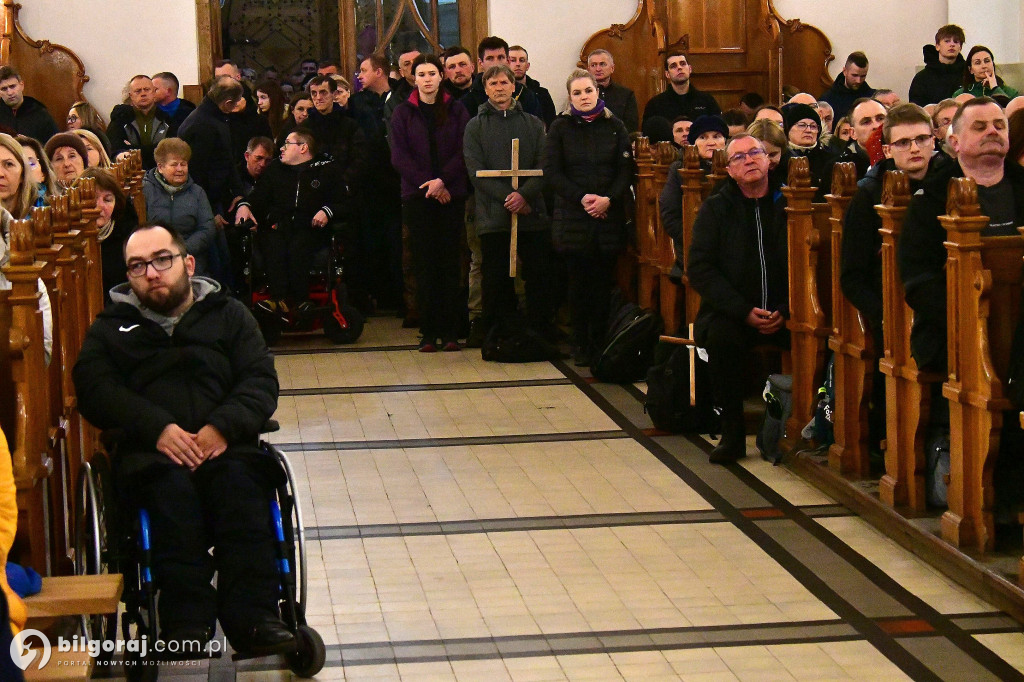 Ekstremalne wyzwanie wiary. Kilkaset osób wyruszyło z Biłgoraja na nocny szlak EDK