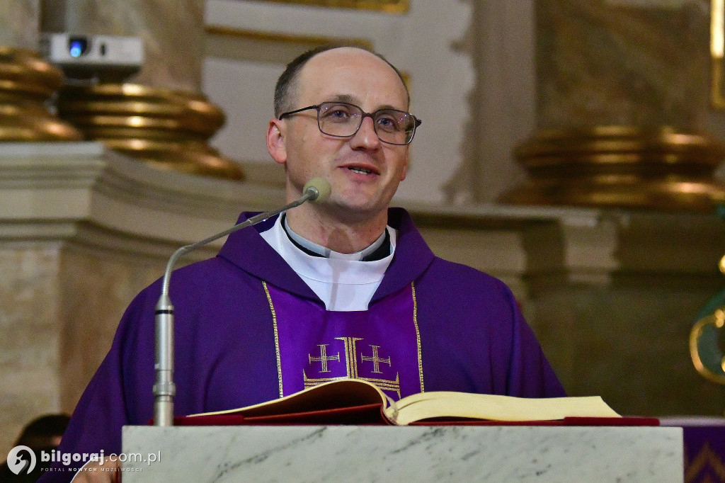 Ekstremalne wyzwanie wiary. Kilkaset osób wyruszyło z Biłgoraja na nocny szlak EDK