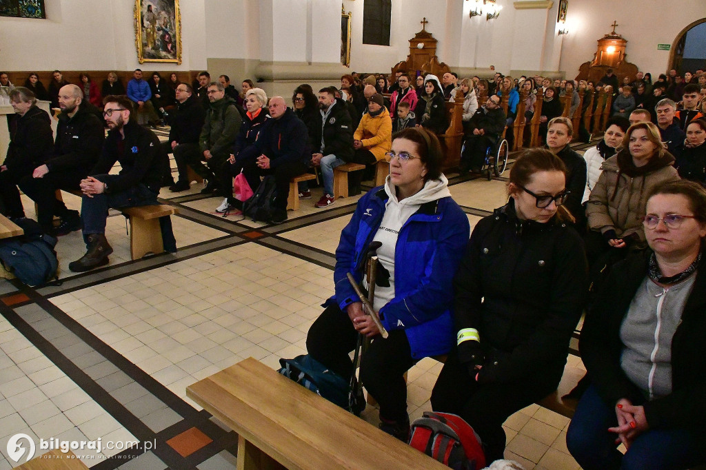 Ekstremalne wyzwanie wiary. Kilkaset osób wyruszyło z Biłgoraja na nocny szlak EDK
