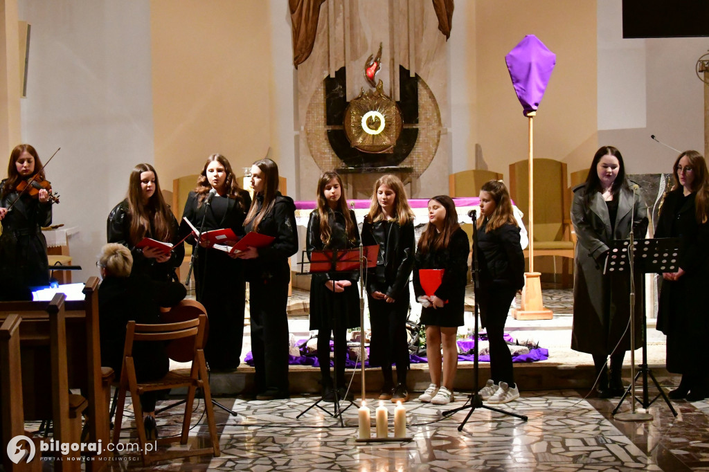 Muzyczna modlitwa w Starym Bidaczowie. Koncert pasyjny zespołu WnieboGłosy