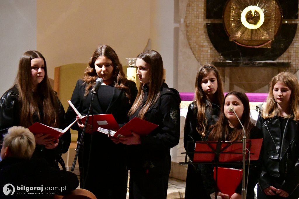 Muzyczna modlitwa w Starym Bidaczowie. Koncert pasyjny zespołu WnieboGłosy