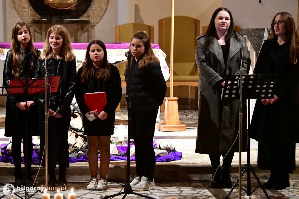 Muzyczna modlitwa w Starym Bidaczowie. Koncert pasyjny zespołu WnieboGłosy