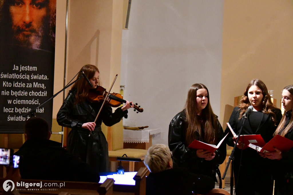 Muzyczna modlitwa w Starym Bidaczowie. Koncert pasyjny zespołu WnieboGłosy