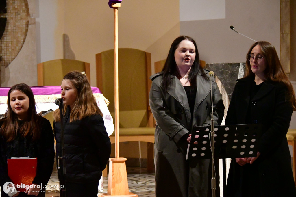 Muzyczna modlitwa w Starym Bidaczowie. Koncert pasyjny zespołu WnieboGłosy