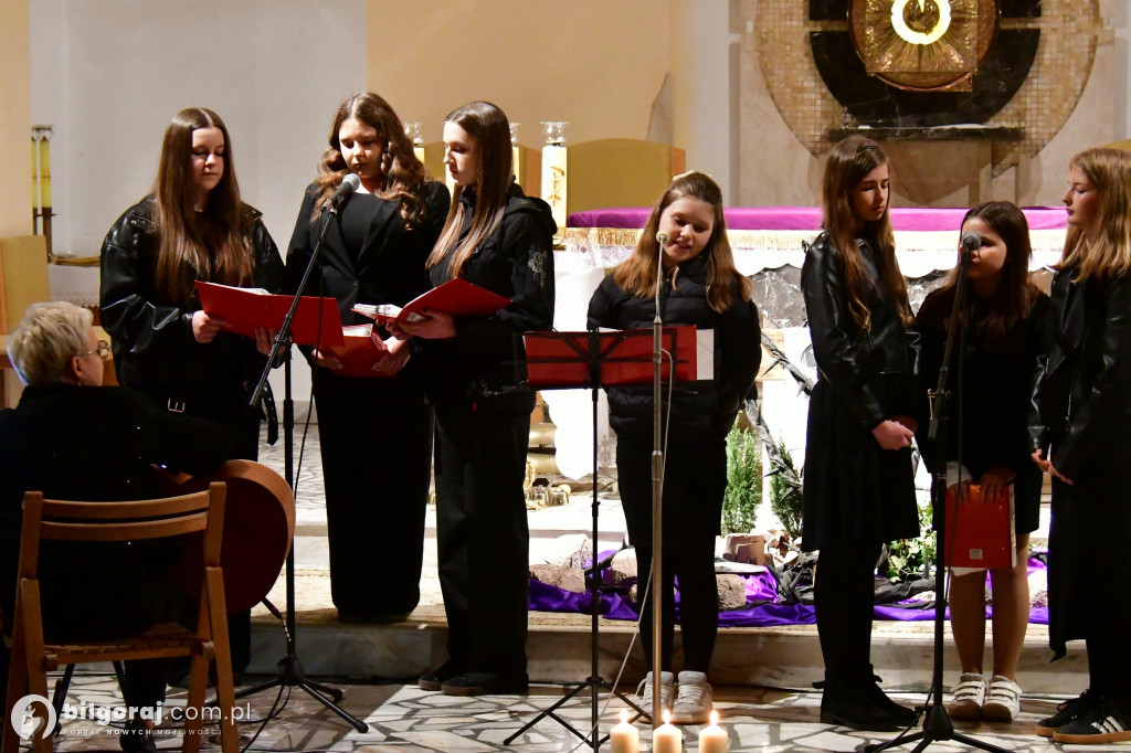 Muzyczna modlitwa w Starym Bidaczowie. Koncert pasyjny zespołu WnieboGłosy