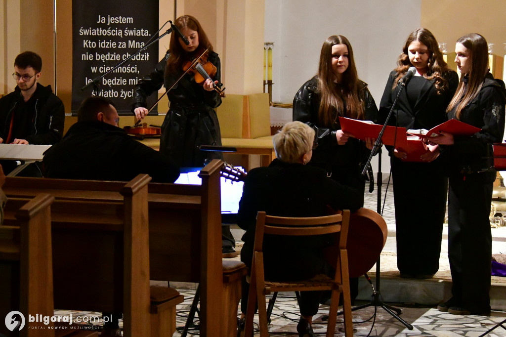 Muzyczna modlitwa w Starym Bidaczowie. Koncert pasyjny zespołu WnieboGłosy