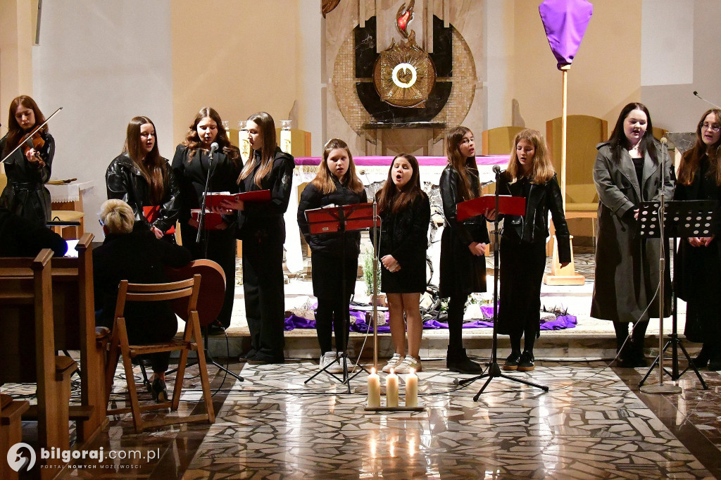 Muzyczna modlitwa w Starym Bidaczowie. Koncert pasyjny zespołu WnieboGłosy