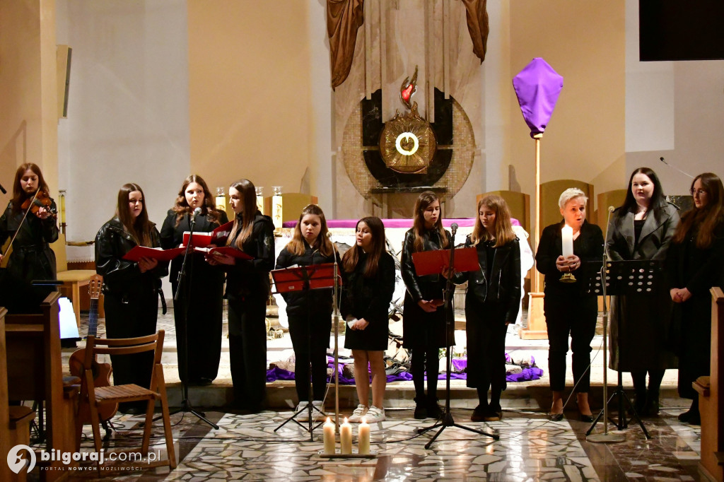 Muzyczna modlitwa w Starym Bidaczowie. Koncert pasyjny zespołu WnieboGłosy