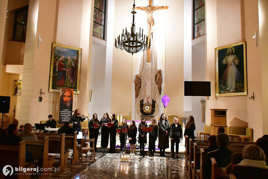 Muzyczna modlitwa w Starym Bidaczowie. Koncert pasyjny zespołu WnieboGłosy