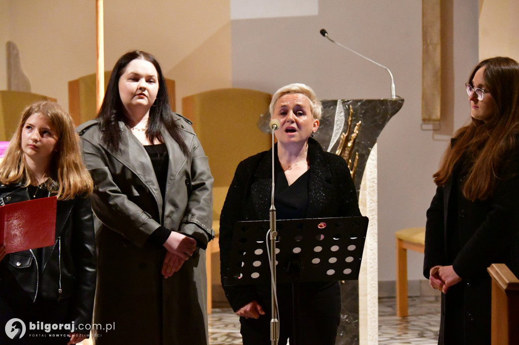 Muzyczna modlitwa w Starym Bidaczowie. Koncert pasyjny zespołu WnieboGłosy