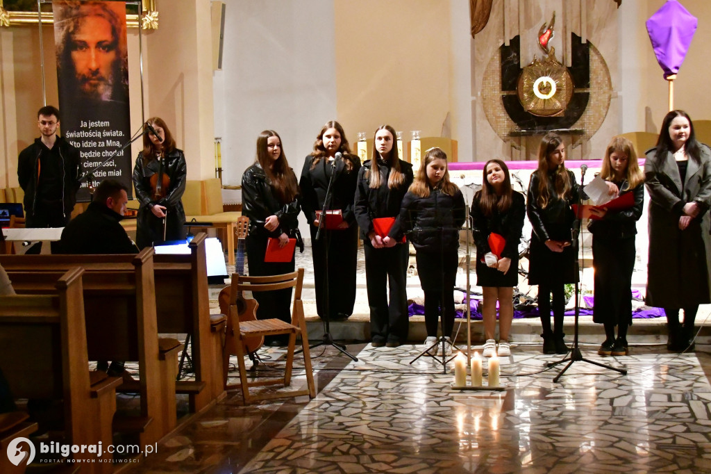 Muzyczna modlitwa w Starym Bidaczowie. Koncert pasyjny zespołu WnieboGłosy
