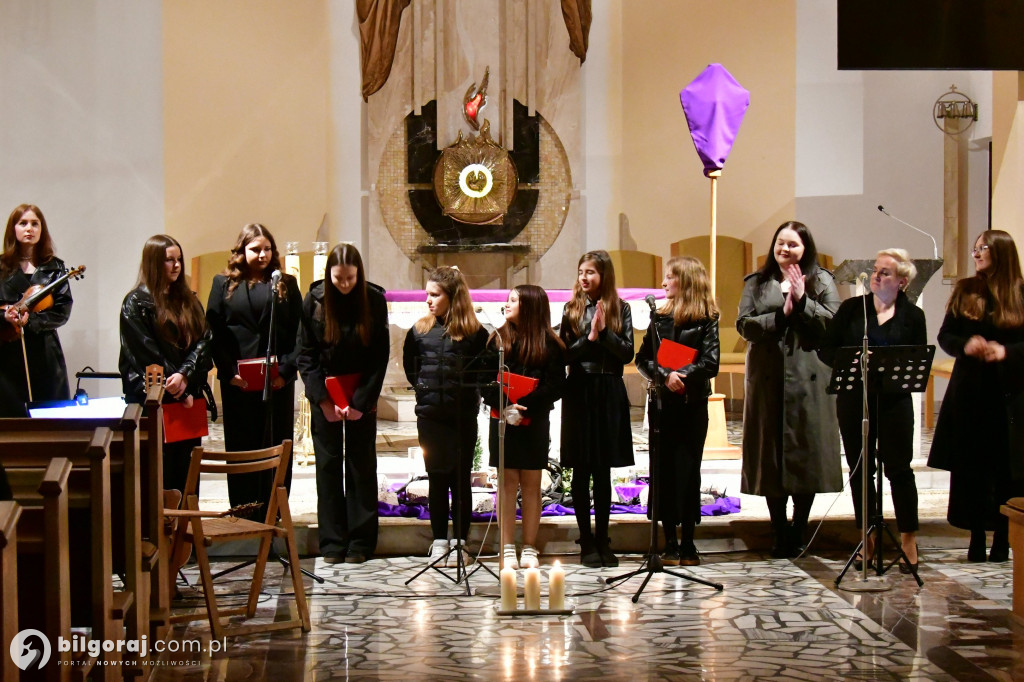 Muzyczna modlitwa w Starym Bidaczowie. Koncert pasyjny zespołu WnieboGłosy