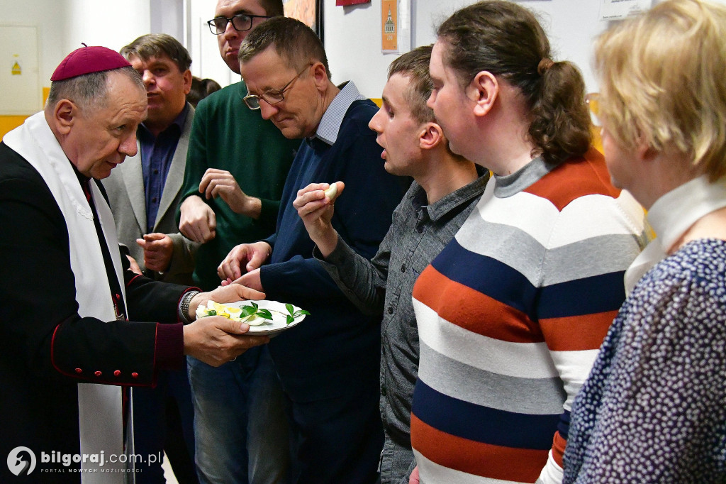 Wielkanocna radość w WTZ Biszcza. Lekcja pokory i serca od osób niepełnosprawnych