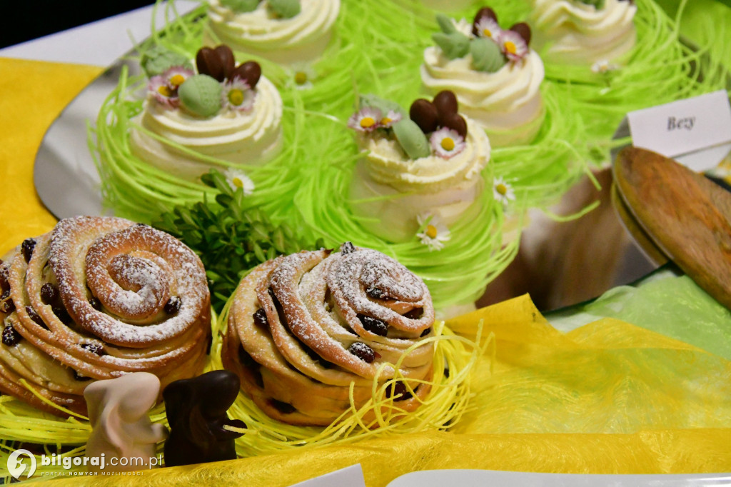 Wielkanocny stół w ZSZiO. Tradycyjne smaki w nowoczesnej odsłonie biłgorajskiej młodzieży