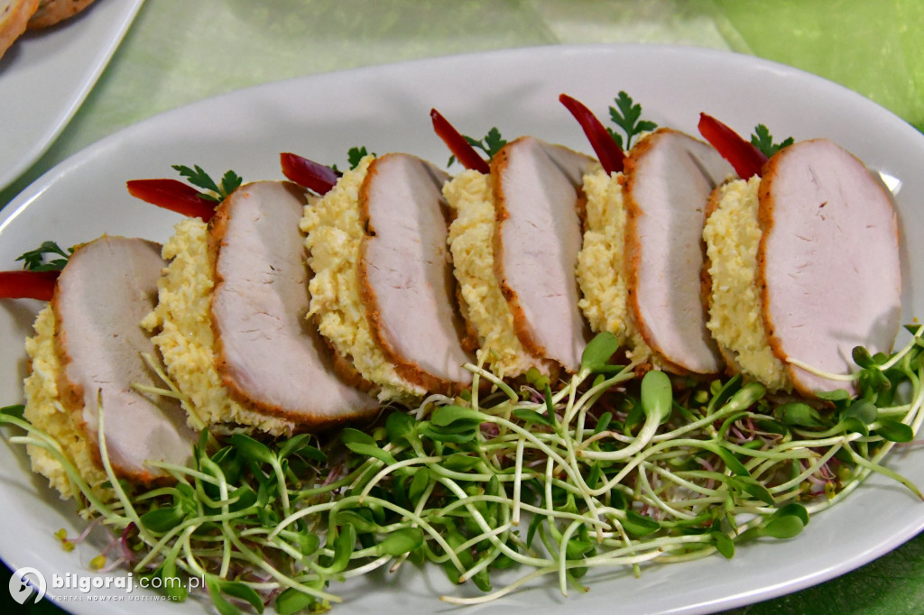 Wielkanocny stół w ZSZiO. Tradycyjne smaki w nowoczesnej odsłonie biłgorajskiej młodzieży