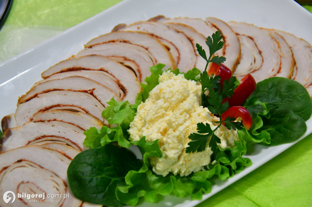 Wielkanocny stół w ZSZiO. Tradycyjne smaki w nowoczesnej odsłonie biłgorajskiej młodzieży