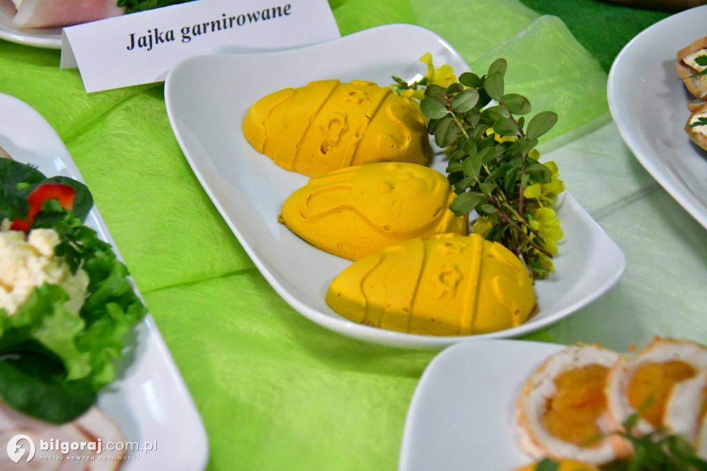 Wielkanocny stół w ZSZiO. Tradycyjne smaki w nowoczesnej odsłonie biłgorajskiej młodzieży