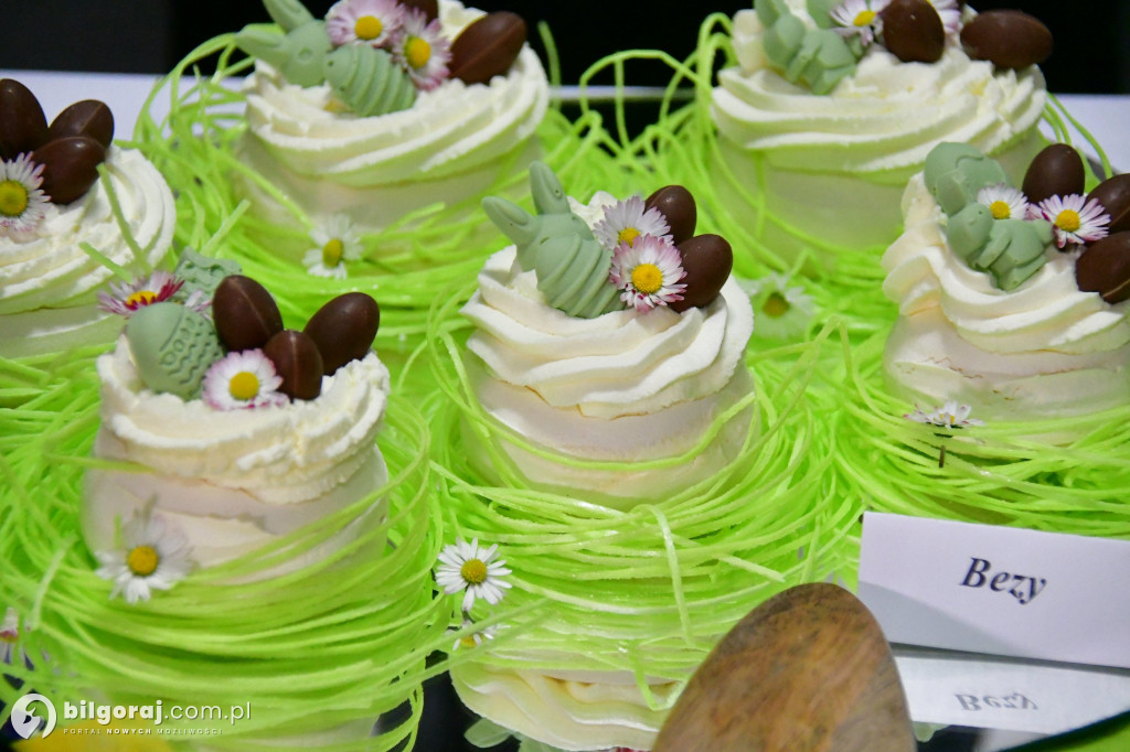 Wielkanocny stół w ZSZiO. Tradycyjne smaki w nowoczesnej odsłonie biłgorajskiej młodzieży