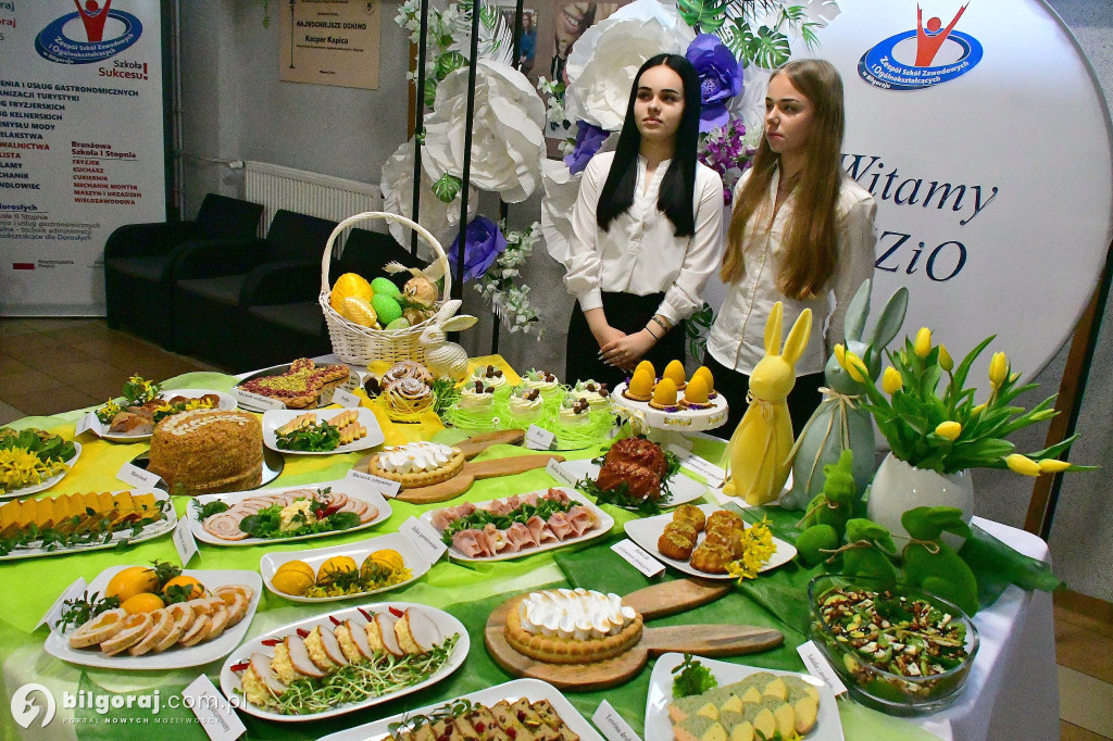 Wielkanocny stół w ZSZiO. Tradycyjne smaki w nowoczesnej odsłonie biłgorajskiej młodzieży