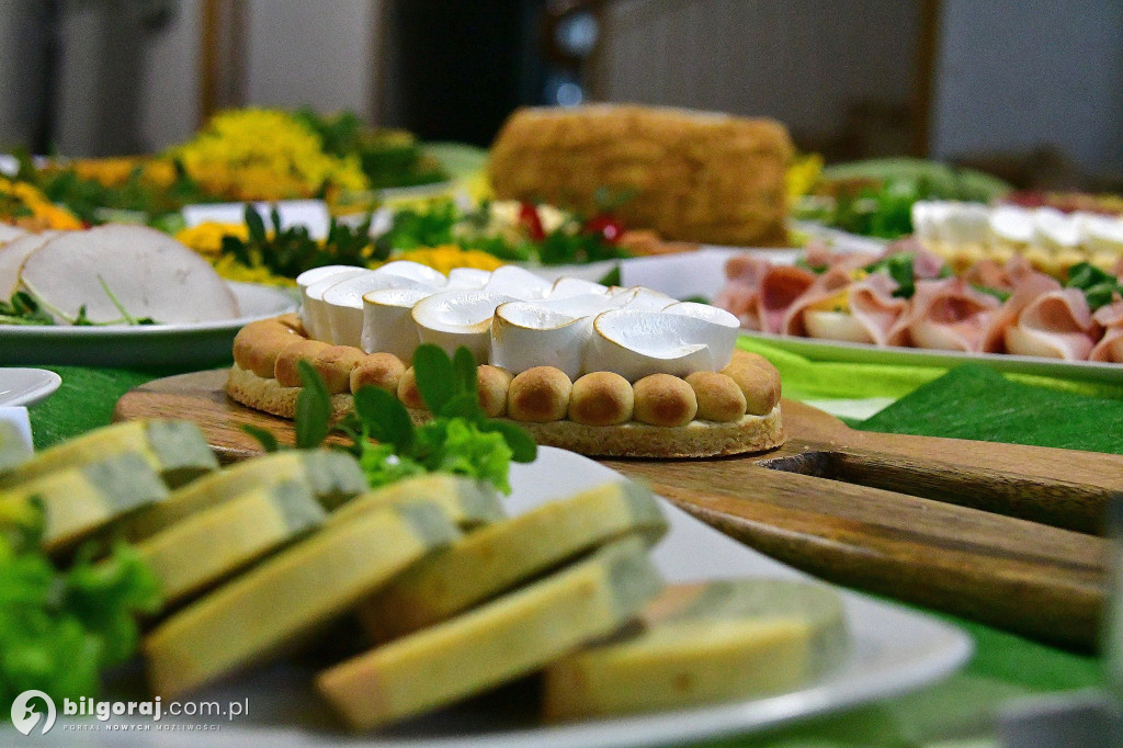 Wielkanocny stół w ZSZiO. Tradycyjne smaki w nowoczesnej odsłonie biłgorajskiej młodzieży