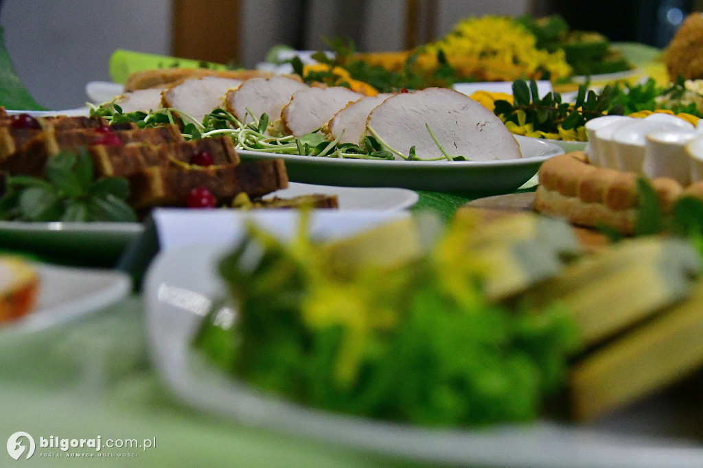 Wielkanocny stół w ZSZiO. Tradycyjne smaki w nowoczesnej odsłonie biłgorajskiej młodzieży