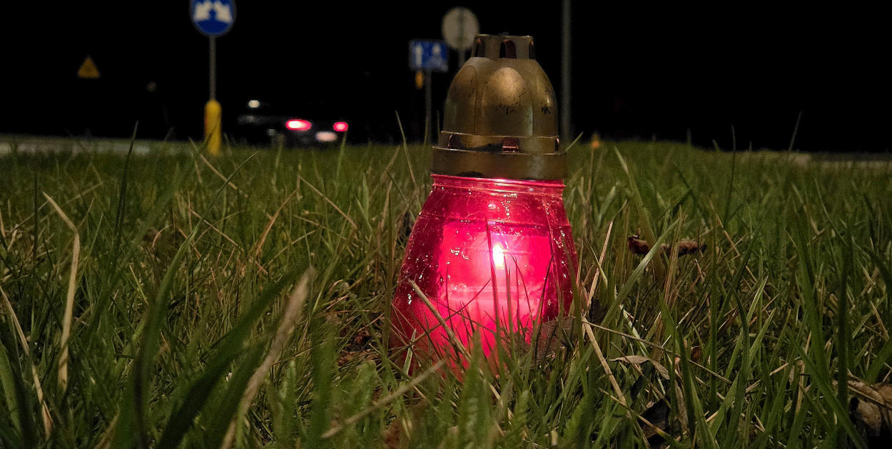 Aleja Jana Pawła II rozbłysła setkami zniczy – rocznica odejścia Papieża Polaka