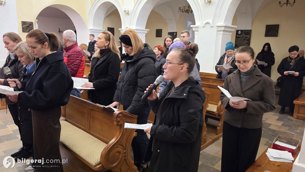 Modlitwa w cieniu pustego ołtarza. Ciemna jutrznia w parafii św. Jerzego