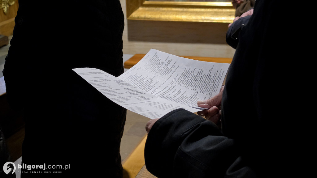 Modlitwa w cieniu pustego ołtarza. Ciemna jutrznia w parafii św. Jerzego