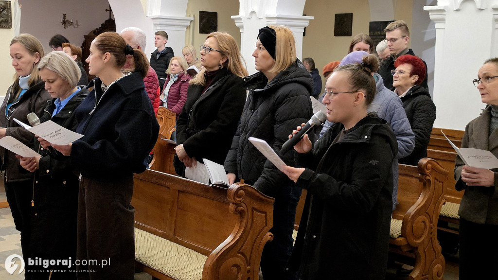 Modlitwa w cieniu pustego ołtarza. Ciemna jutrznia w parafii św. Jerzego